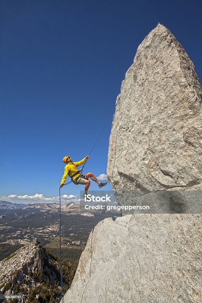 Rock alpinista sul bordo. - Foto stock royalty-free di Alpinismo