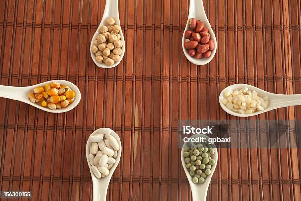 Spoons Con Fagiolini - Fotografie stock e altre immagini di Arachide - Cibo - Arachide - Cibo, Cece, Cereale