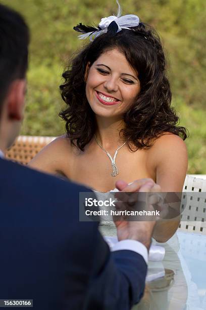 Felice Giovane Sposa Sorridente - Fotografie stock e altre immagini di Adulto - Adulto, Allegro, Ambientazione esterna