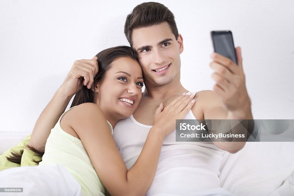 couple de prendre une photo avec un téléphone mobile - Photo de Adulte libre de droits