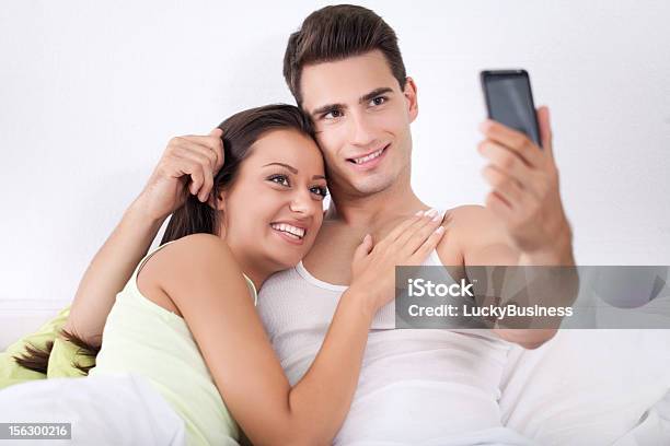 Casal Tirar Uma Foto Com O Telemóvel - Fotografias de stock e mais imagens de Abraçar - Abraçar, Adulto, Amor