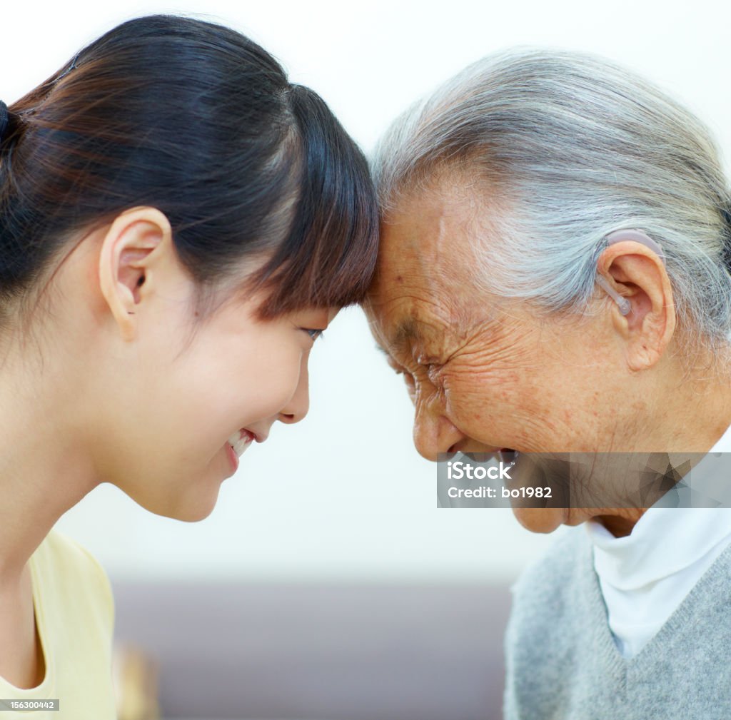 Feliz mujer joven con su abuela - Foto de stock de 20-24 años libre de derechos