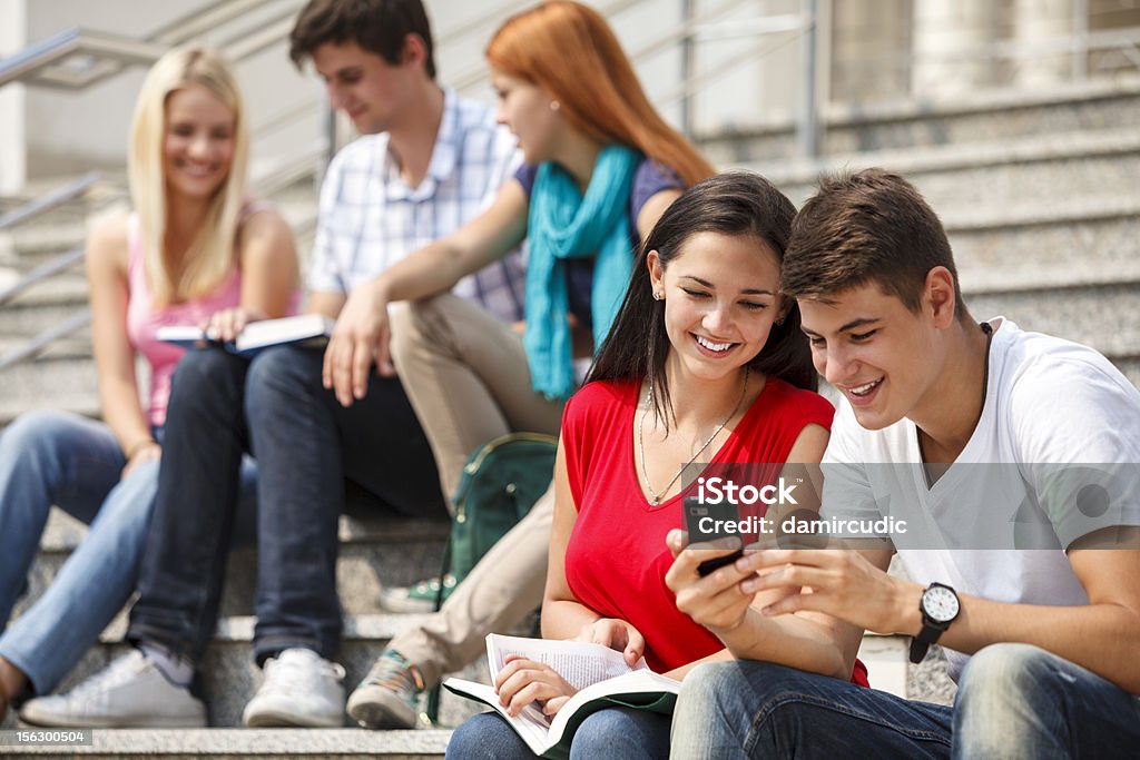 Grupo de estudiantes universitarios relajante al aire libre - Foto de stock de Grupo de personas libre de derechos