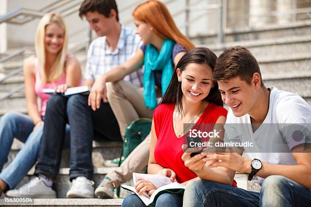 Grupo De Estudiantes Universitarios Relajante Al Aire Libre Foto de stock y más banco de imágenes de Grupo de personas