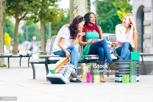 Giovani Donne Shopping - Fotografie stock e altre immagini di Amicizia - Amicizia, Fare spese, Borsa della spesa