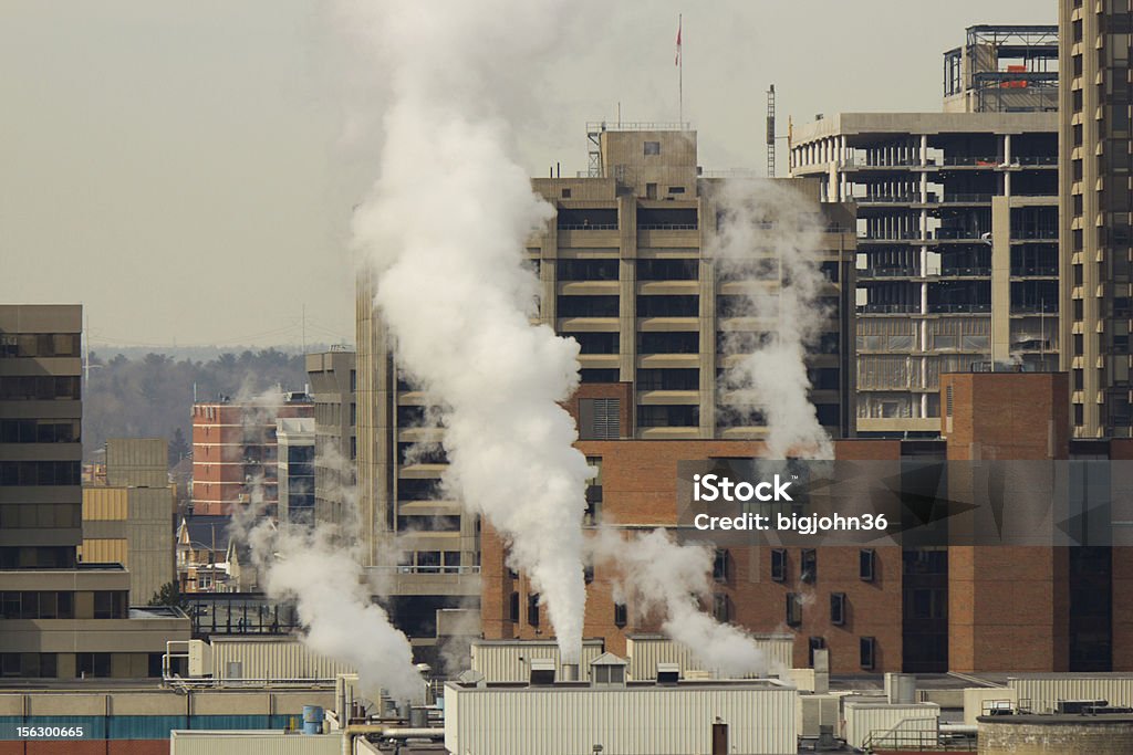 Z widokiem na panoramę miasta z branży zanieczyszczeń - Zbiór zdjęć royalty-free (Gatineau)