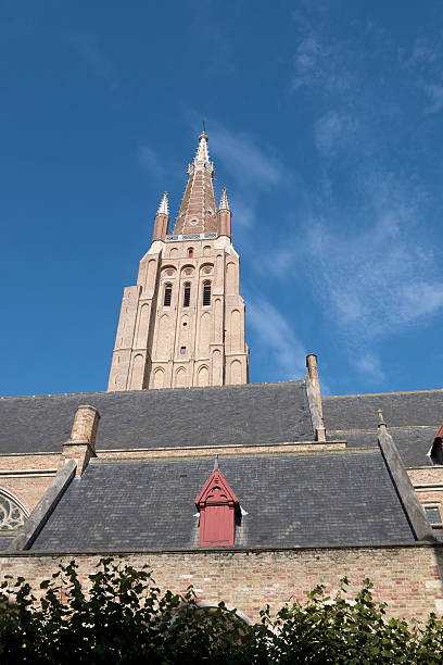 onze lieve vrouwekerk в брюгге, бельгия - spire bell tower clock tower western europe стоковые фото и изображения