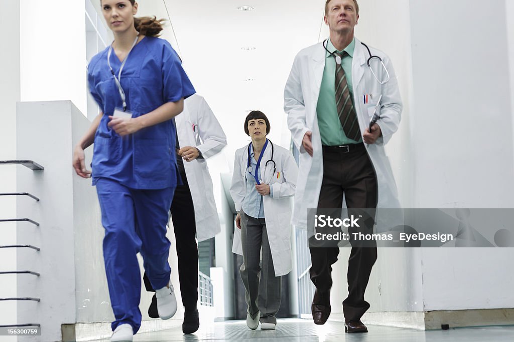 Velocità del team medico di emergenza - Foto stock royalty-free di Infermiere