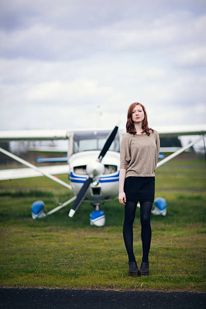 Chica con avión - foto de stock