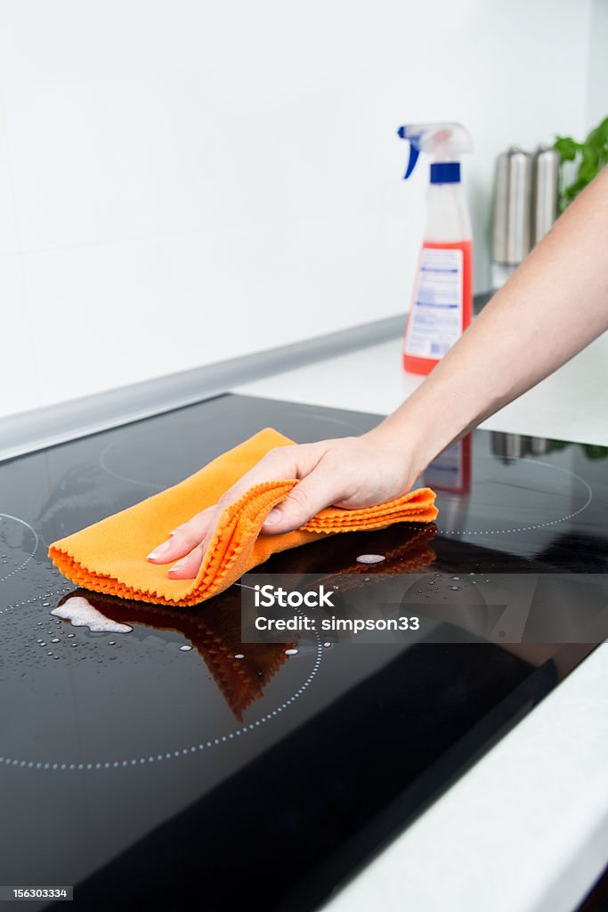 Mão de limpeza de indução fogão - Foto de stock de Borracha - Material royalty-free