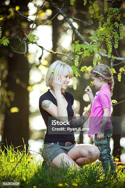 Mutter Und Tochter Riechen Blumen In Forest Stockfoto und mehr Bilder von Blume - Blume, Mädchen, Riechen