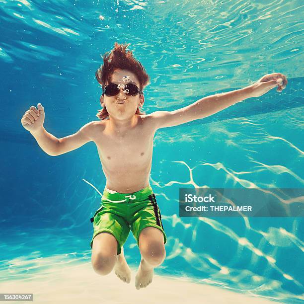 Underwater Niño Foto de stock y más banco de imágenes de Natación - Natación, Niños, Agua