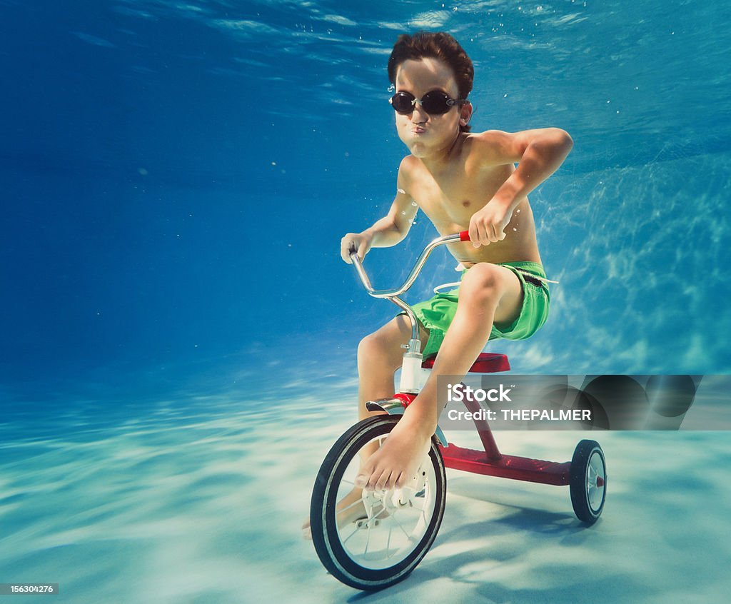 boy 乗馬、三輪車水中 - おもちゃのロイヤリティフリーストックフォト