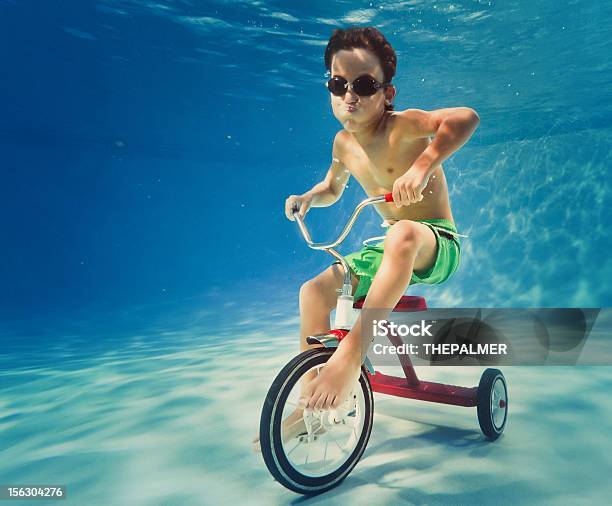 Boy 乗馬三輪車水中 - おもちゃのストックフォトや画像を多数ご用意 - おもちゃ, プール, アイデア