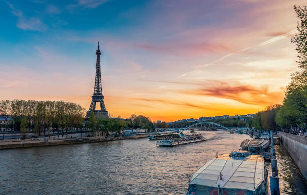 torre eiffel contra el colorido cielo del atardecer junto al río sena en parís. luz de la tarde - late afternoon fotografías e imágenes de stock