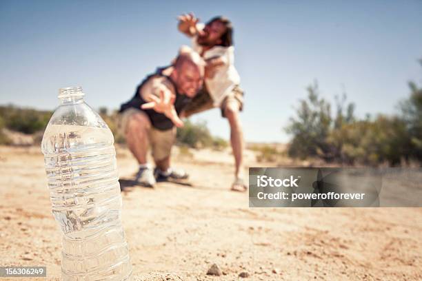 Dos Hombres Luchando Sobre Agua Foto de stock y más banco de imágenes de Desierto - Desierto, Alcanzar, Agua