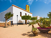 santa-gertrudis-de-fruitera-kirche-und-platz-in-der-altstadt-ibiza-spanien.jpg?b=1&s=170x170&k=20&c=HRVAoGR5Lftun7Sb4Ags7q1qOif-aqyQRL4acTX-HBk=