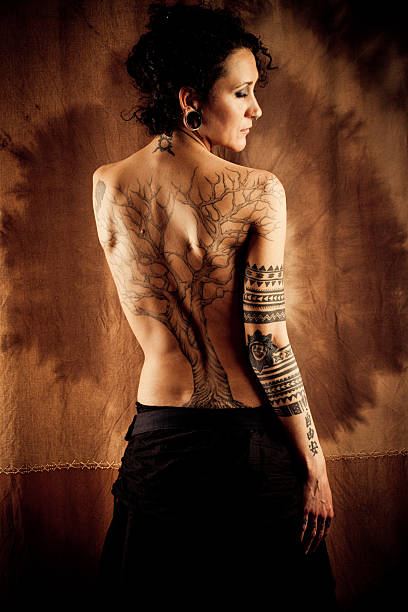 tattooed mujer - tattoo women back rear view fotografías e imágenes de stock