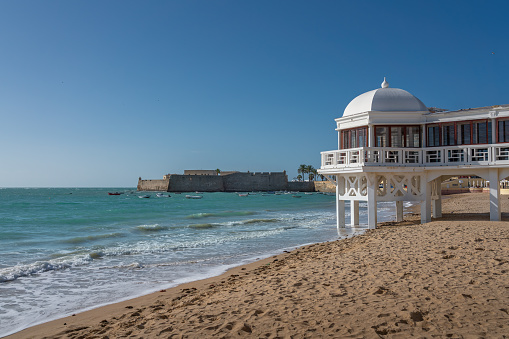 Playa de La Caleta, Edificio Balneario de la Palma y Castillo de Santa Catalina - Cádiz, Andalucía, España photo