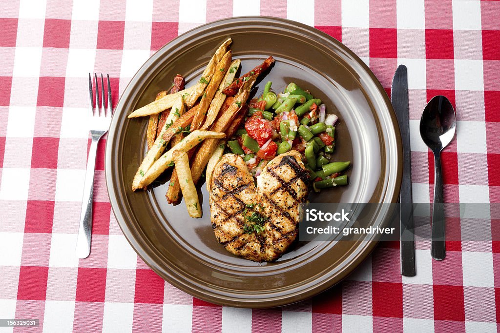 Gegrillte Hühnerbrust mit grünen Bohnen und Pommes frites - Lizenzfrei Pommes frites Stock-Foto