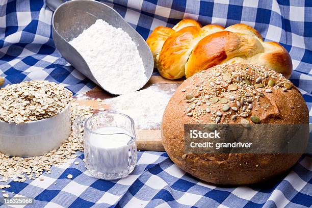 Loaves Do Pão - Fotografias de stock e mais imagens de Alimento Básico - Alimento Básico, Assado no Forno, Aveia - Alimento