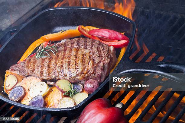 Bistec De Costilla Patatas Asadas Y A La Parrilla Pimientos Foto de stock y más banco de imágenes de A la Parrilla