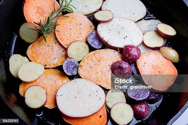 Frittierte Kartoffeln Und Yams Traditionellen Stockfoto und mehr Bilder von Gemüse - Gemüse, Wurzel, Bratkartoffel