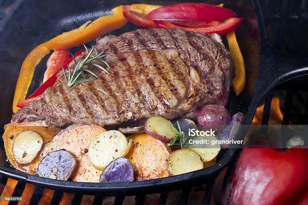 Ribeye стейк Жареный картофель на гриле и перец - Стоковые фото Бифштекс роялти-фри