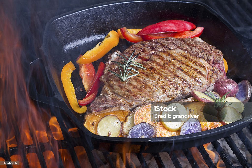 Faux-filet de bœuf rôti pommes de terre et poivrons sur le gril - Photo de Noix d'entrecôte libre de droits