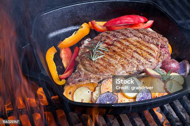 Foto de Filé De Costela Assado Batatas E Pimentões No Grill e mais fotos de stock de Rib Eye Steak