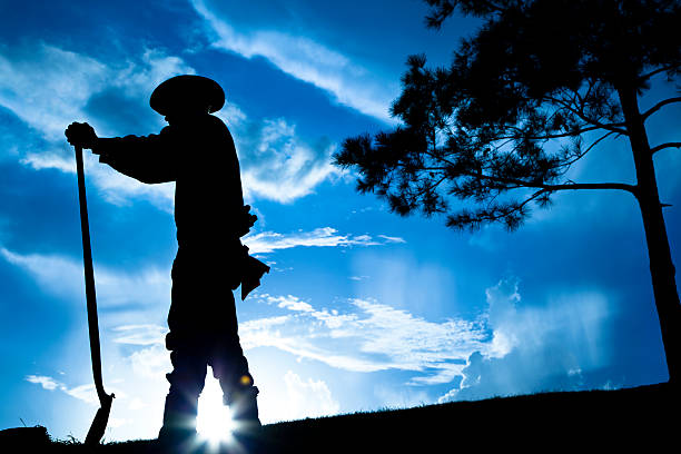 rancher agriculteur surplombant le champ après la tempête de pluie. coucher du soleil. silhouette. sky. - western culture flash photos et images de collection