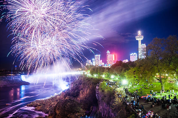 ナイアガラフォールズの花火 - niagara river ストックフォトと画像