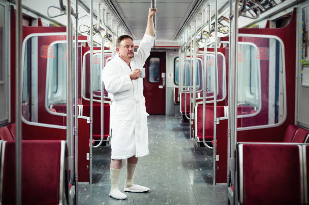 presto il treno pendolare - bathrobe foto e immagini stock