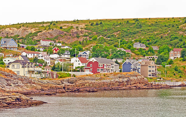 ville côtière sur un jour de pluie - beauty in nature town burgh rugged coast photos et images de collection