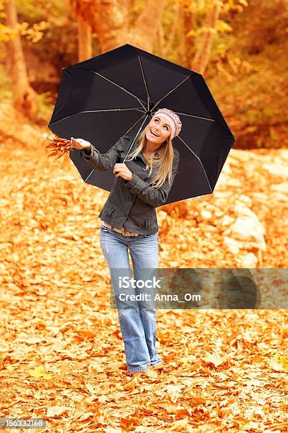 Bella Mujer Con Sombrilla Foto de stock y más banco de imágenes de Mujeres - Mujeres, Parasol - Accesorio personal, Parque público