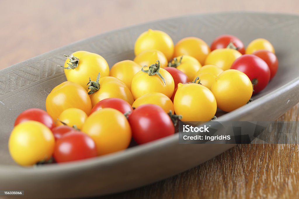 Jaunes et rouges tomates cerises - Photo de Aliment libre de droits