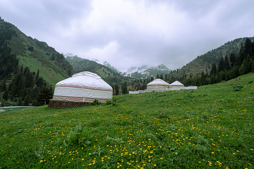 Yurta. Antigua casa nacional de los pueblos de Kirguistán y países asiáticos. vivienda nacional. Yurtas en el fondo de verdes prados y tierras altas. Campamento de yurtas para turistas. photo