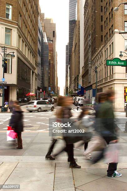 Photo libre de droit de Marcher Sur La Cinquième Avenue New York banque d'images et plus d'images libres de droit de 5ème avenue - 5ème avenue, Activité, Bâtiment vu de l'extérieur