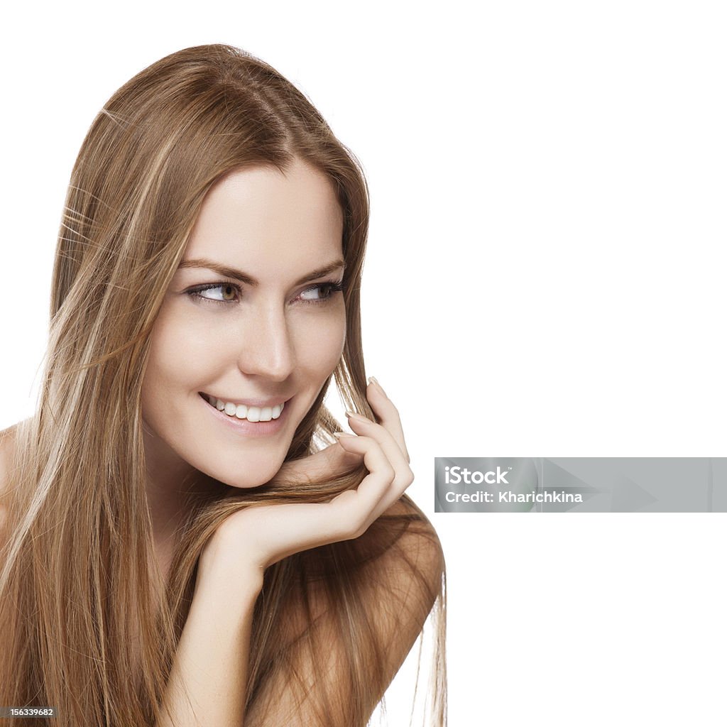 Ritratto di bella giovane donna sorridente con i capelli lunghi dritti - Foto stock royalty-free di Accudire