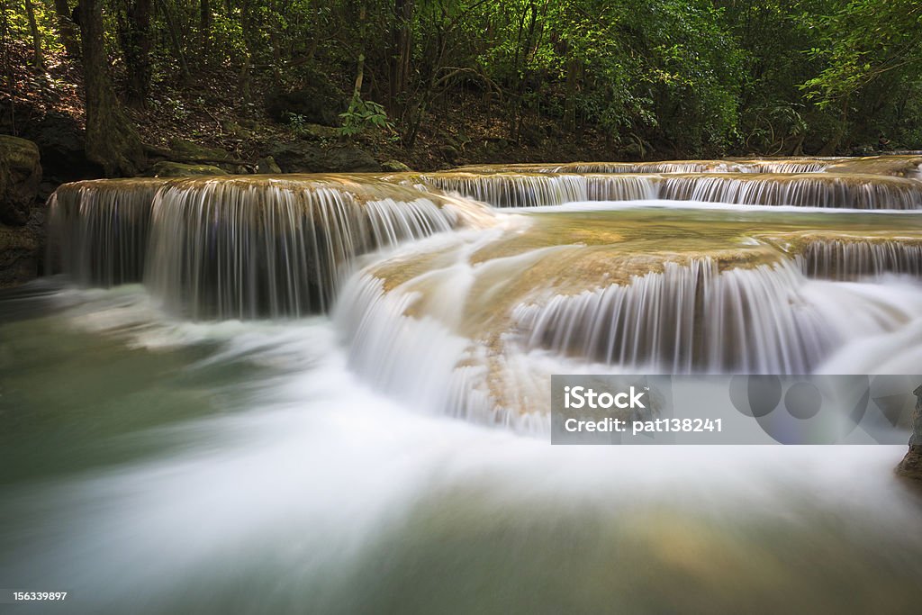 Горный ручей на глубокой лесной Водопад - Стоковые фото Азия роялти-фри