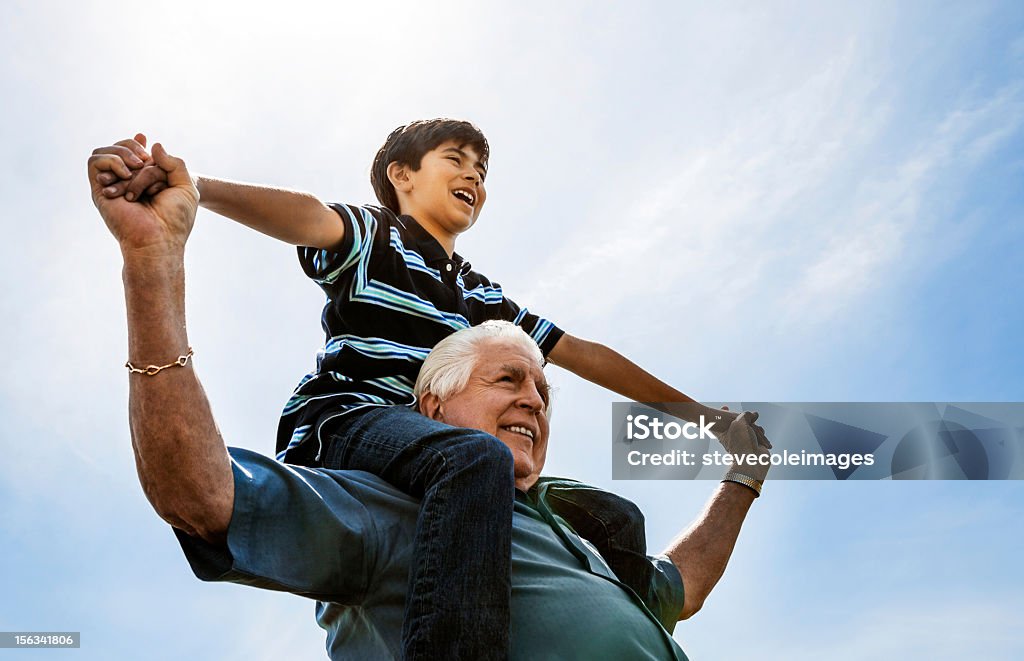 Grand-père et son petit-fils sur les épaules - Photo de Adulte libre de droits