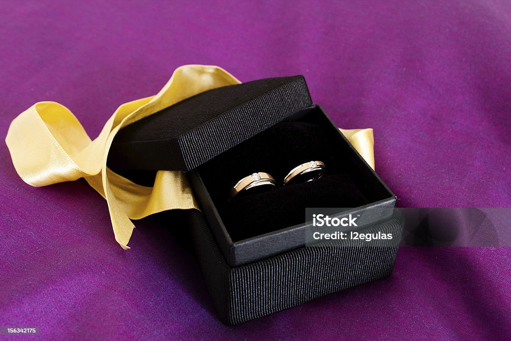 Couple ring dans la boîte noire - Photo de Alliance libre de droits