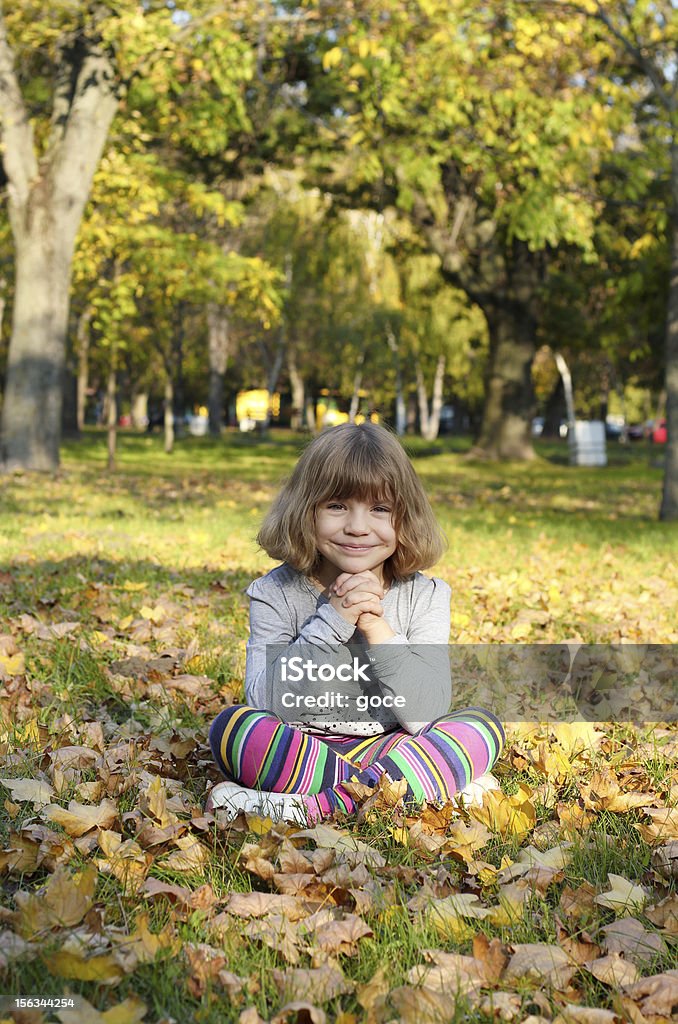 Schönes Mädchen im park - Lizenzfrei Baum Stock-Foto