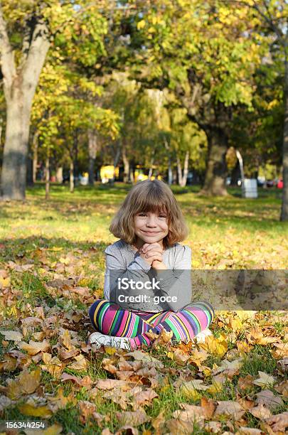 Schönes Mädchen Im Park Stockfoto und mehr Bilder von Baum - Baum, Blatt - Pflanzenbestandteile, Europäischer Abstammung