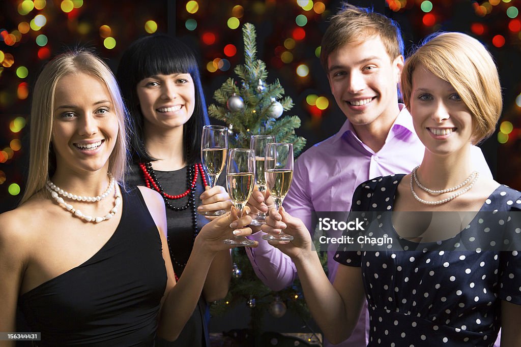 Ritratto di amici festeggiare il nuovo anno - Foto stock royalty-free di Donne