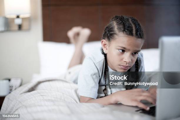 Seguridad En Línea Foto de stock y más banco de imágenes de Adolescencia - Adolescencia, Africano-americano, Afrodescendiente