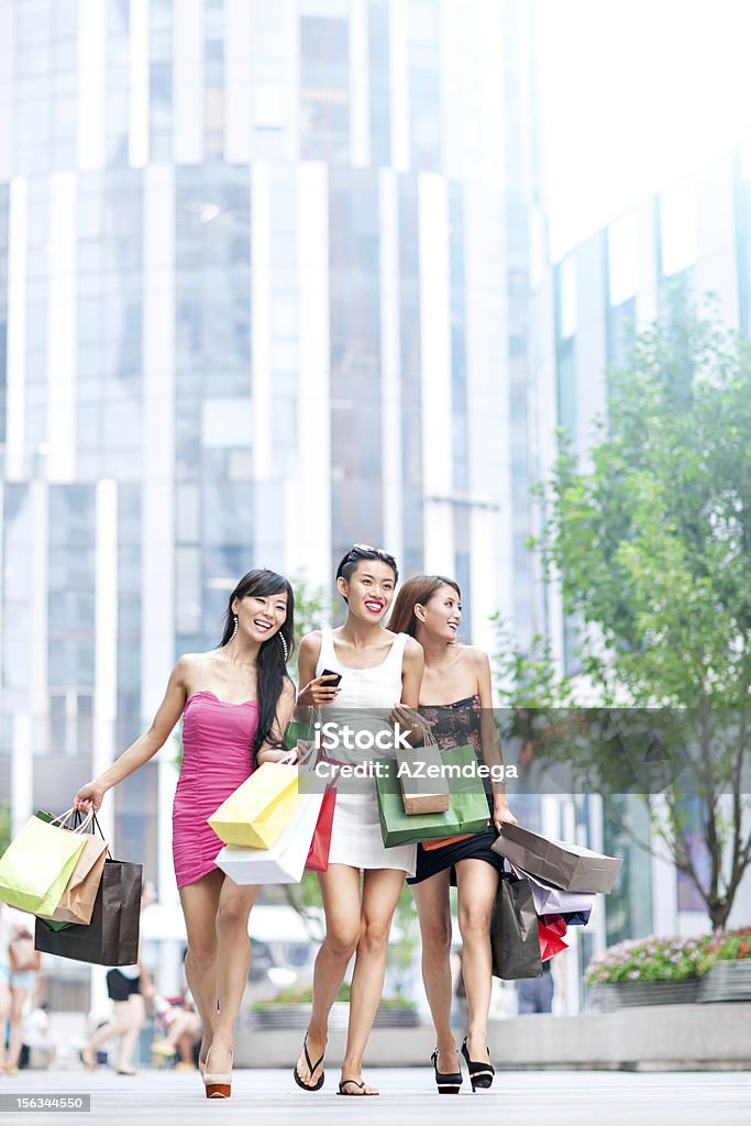 Boutiques ensemble - Photo de Femmes libre de droits