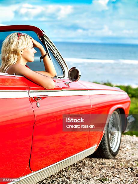 Mujer En Un Descapotable Foto de stock y más banco de imágenes de Descapotable - Descapotable, Coche, Mujeres