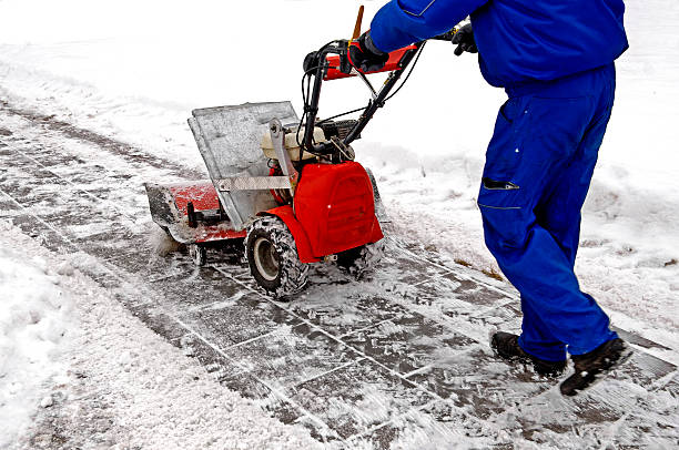 mann arbeitet mit einem snow blasen-maschine - winterdienst stock-fotos und bilder