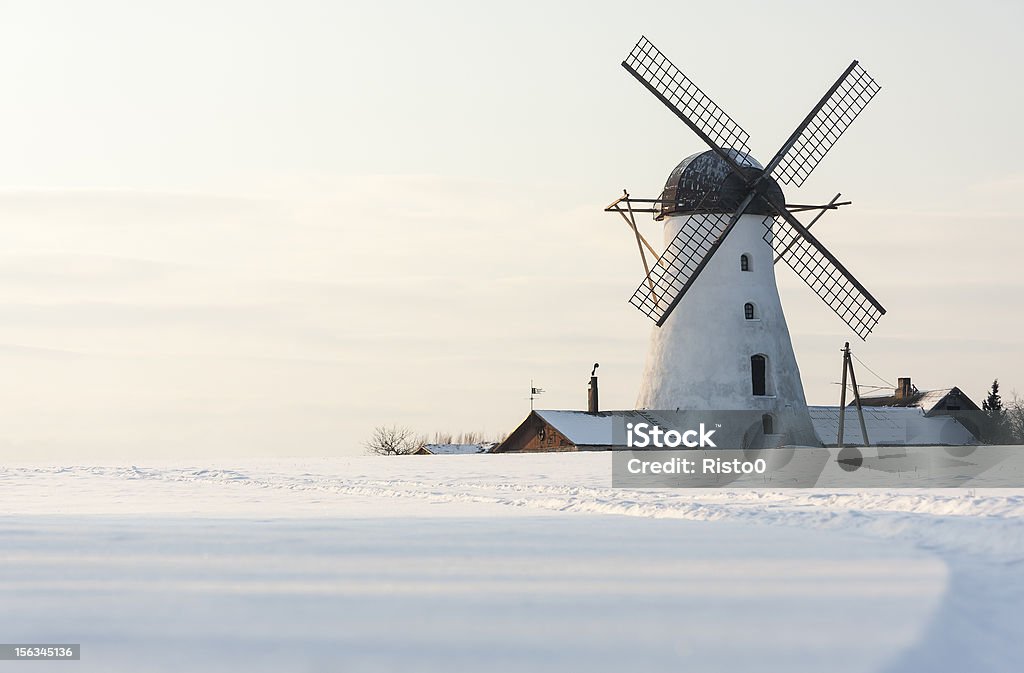 Bianco vecchio mulino a vento in Estonia di neve inverno giorno - Foto stock royalty-free di Ambientazione esterna